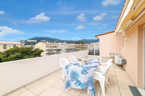 904 - Rooftop in city center, beach 100m away