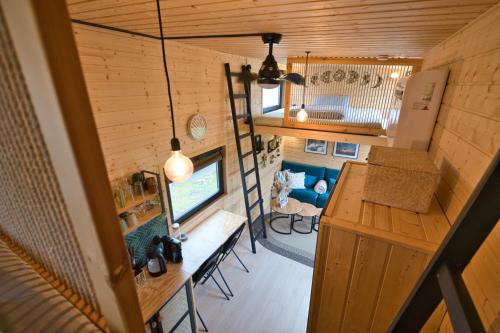an overhead view of a tiny house with a living room at Tiny House Rhön- Natur & Komfort in Buttlar