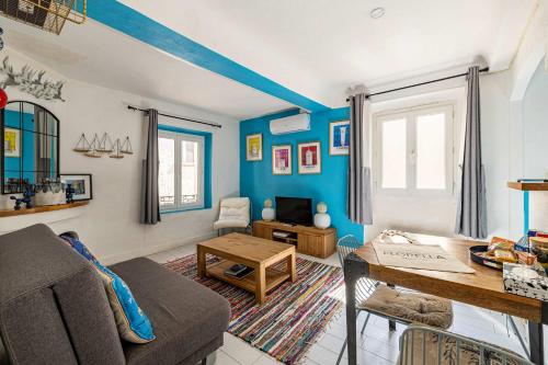 un salon avec un canapé et une table dans l'établissement LE BLEUTÉ au cœur de Cannes, l'adresse idéale pour vivre la ville, à Cannes