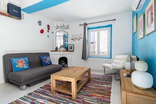 un salon avec un canapé et une table dans l'établissement LE BLEUTÉ au cœur de Cannes, l'adresse idéale pour vivre la ville, à Cannes
