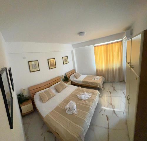 una camera d'albergo con due letti e una finestra di Hedonijamm a Ohrid