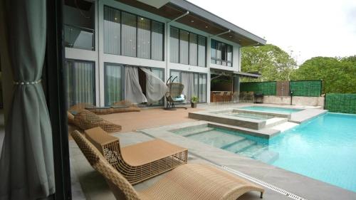 Kolam renang di atau dekat dengan Highness Hotspring Resort