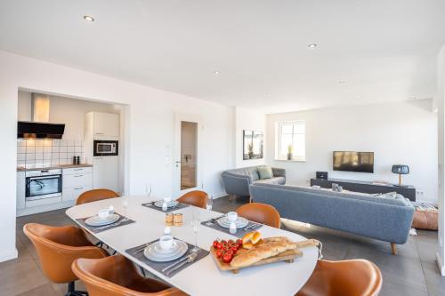 ein Wohnzimmer mit Tisch und Stühlen in der Unterkunft Villa Lindholm- Strandnähe -Balkon-im Zentrum von Binz 5 in Binz