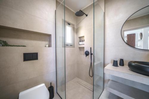 a bathroom with a shower and a toilet and a sink at Casa Elegante in Pigi