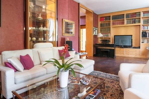 a living room with a white couch and a table at VILLA ADRIANA Varese - camere e appartamenti in Varese