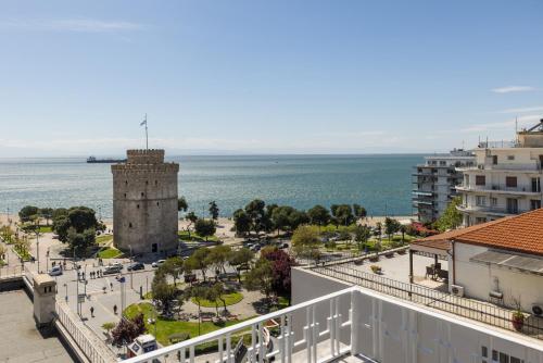 La Maison Dorée - Elegant Stay with Unique View by BiNoBi!