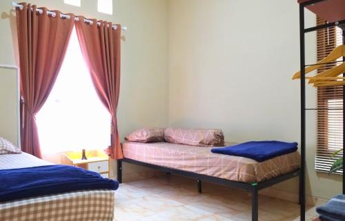 Katil atau katil-katil dalam bilik di Brojos Homestay near Malioboro