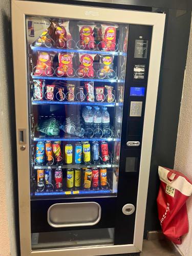 - un distributeur de boissons et de sodas dans l'établissement Egg Hôtel Sarcelles, à Sarcelles