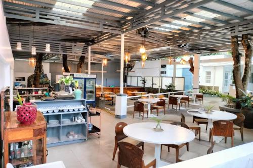 En restaurant eller et andet spisested på T House Tagaytay