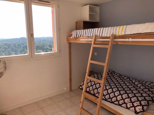 - un lit superposé avec une échelle dans une chambre avec une fenêtre dans l'établissement Maison 6 personnes, vue mer, plage à 500m, calme, piscine, à Saint-Raphaël