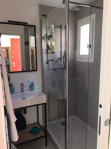 une salle de bain avec une douche en verre et un lavabo dans l'établissement Maison 6 personnes, vue mer, plage à 500m, calme, piscine, à Saint-Raphaël