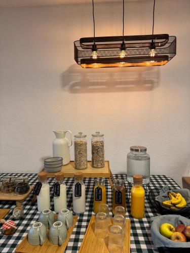 ein Tisch mit karierter Tischdecke und Gläsern mit Essen in der Unterkunft Bandama Golf Hotel by Airnest in Santa Brígida