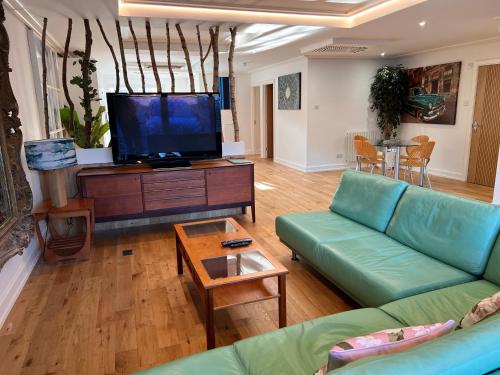 Μια τηλεόραση ή/και κέντρο ψυχαγωγίας στο Lux Light Spacious- Chilterns Pass the Keys