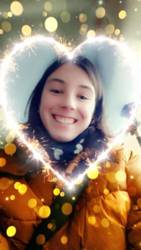 Une jeune fille sourit devant un cœur dans l'établissement Douai, à Douai