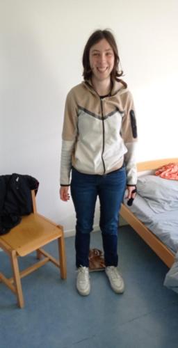 une fille se tient à côté d'un lit dans l'établissement Douai, à Douai