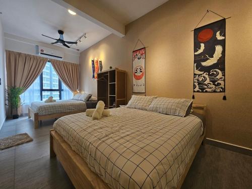 une chambre avec deux lits dans une pièce dans l'établissement Setia Alam 1-4Pax Studio Suite #SCCC#35, à Shah Alam