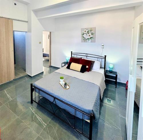 Ένα ή περισσότερα κρεβάτια σε δωμάτιο στο Renos New Central Fabulous Villa