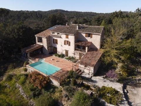 une vue aérienne d'une maison avec piscine dans l'établissement Le Pijouret - Appt avec piscine privée, à Brignoles