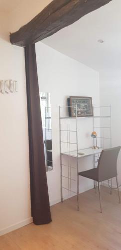 Cette chambre comprend une table et un bureau avec une chaise. dans l'établissement Appartement 2 pièces cannes, à Cannes