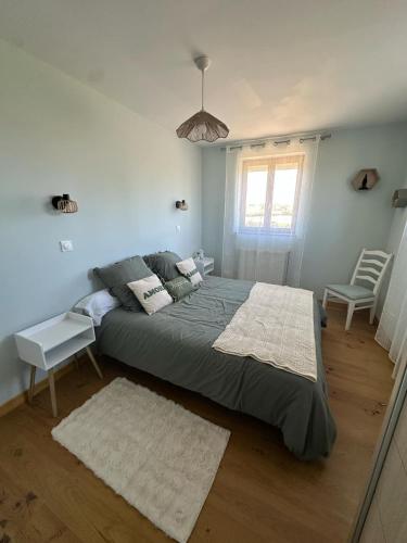 une chambre avec un grand lit et une fenêtre dans l'établissement Le Clos de Bourdeilles chambre 1 avec wifi, à Bourdeilles