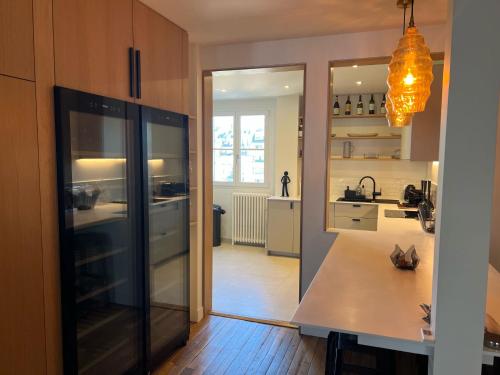 - une cuisine avec un comptoir et un îlot de cuisine dans une pièce dans l'établissement L'élégance à la Parisienne, à Paris