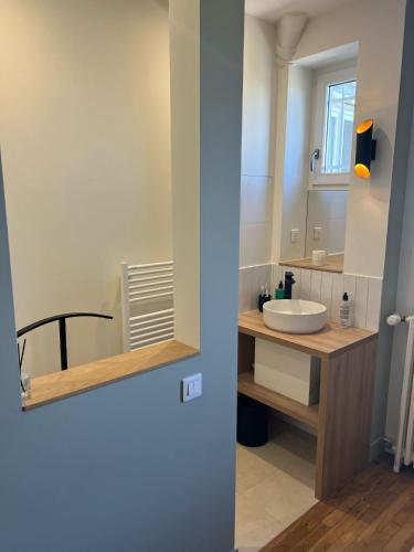une salle de bain avec un lavabo et un miroir dans l'établissement L'élégance à la Parisienne, à Paris