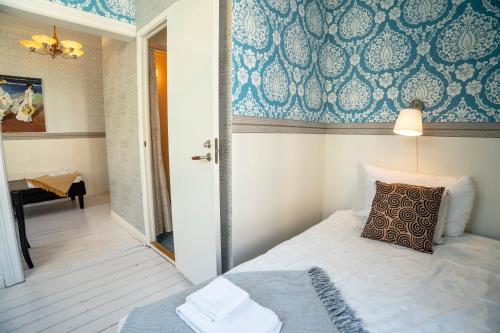 Ένα ή περισσότερα κρεβάτια σε δωμάτιο στο Grand Hotel Lysekil