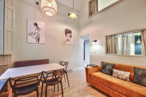 un salon avec un canapé et une table dans l'établissement Bel appartement 3 chambres proche Opéra, à Lyon