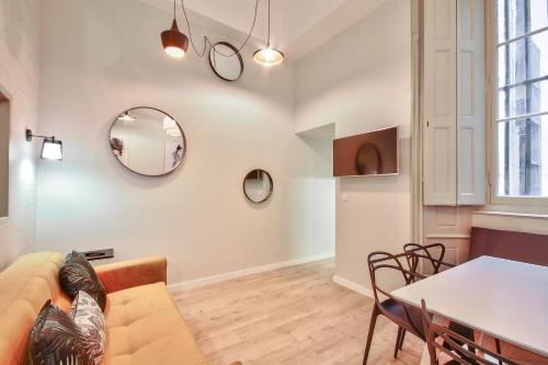 un salon avec un canapé et une table dans l'établissement Bel appartement 3 chambres proche Opéra, à Lyon