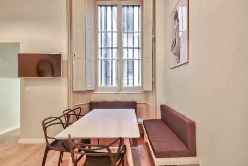 une salle à manger avec une table et des chaises et une fenêtre dans l'établissement Bel appartement 3 chambres proche Opéra, à Lyon