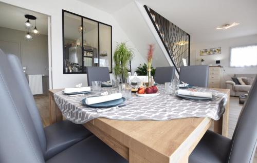 une salle à manger avec une table et des chaises en bois dans l'établissement L'Air de Caen, à Esquay-Notre-Dame