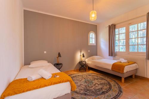 une chambre avec deux lits et un tapis dans l'établissement VILLA JUSTINE VI4239 By Riviera Holiday Homes, à Mandelieu-la-Napoule