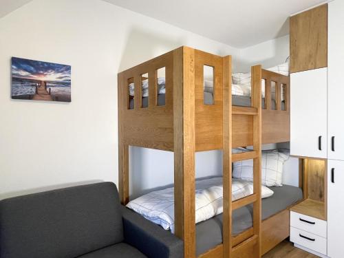 Litera en habitación con sofá en Am Dahmer Leuchtturm 23c, en Dahme