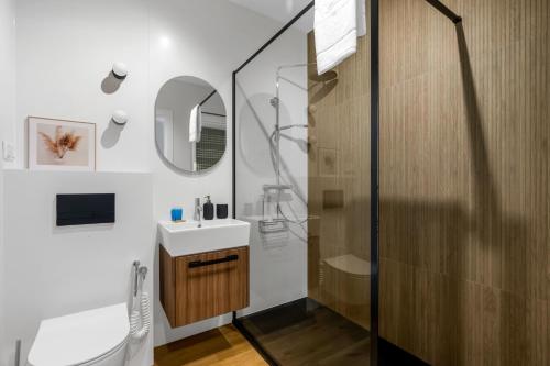 Ένα μπάνιο στο Elegant Beige Harmony Apartment