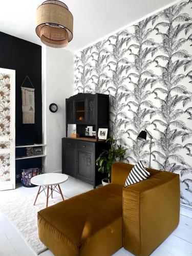 un salon avec un canapé et une table dans l'établissement l'appart roubaisien, à Roubaix