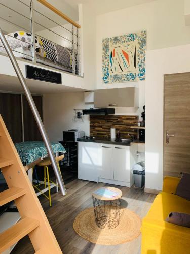 Cette petite chambre comprend des lits superposés et une cuisine. dans l'établissement Duplex cosy atypique à la plage - hyper centre, au Havre
