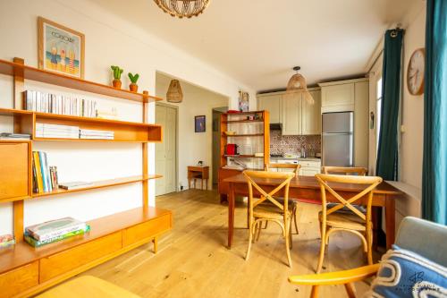 une cuisine et une salle à manger avec une table et des chaises dans l'établissement Le Conflent WIFI Terrace, à Collioure