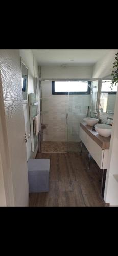 La salle de bains est pourvue de 2 lavabos et d'une douche à l'italienne. dans l'établissement Maison cosy, à Grésy-sur-Aix