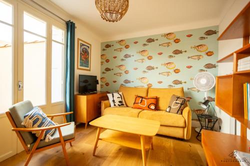 un salon avec un canapé et une chaise dans l'établissement Le Conflent WIFI Terrace, à Collioure