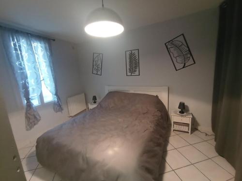 une chambre avec un grand lit dans une pièce dans l'établissement Appartement traquille, à Toulon