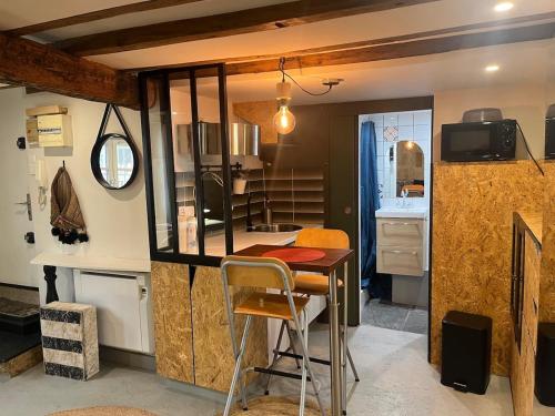 - une petite cuisine avec une table dans une petite maison dans l'établissement Charming Studio, Ecusson Montpellier, à Montpellier