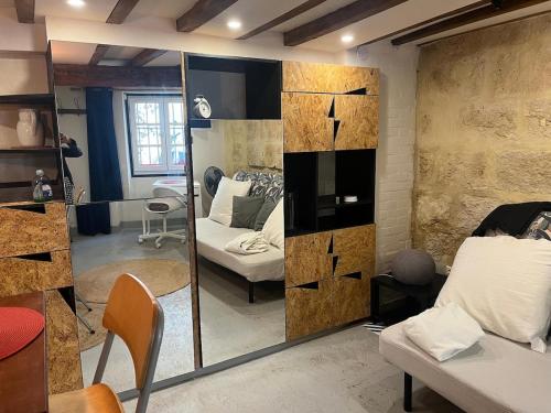 - un salon avec un miroir et un canapé dans l'établissement Charming Studio, Ecusson Montpellier, à Montpellier