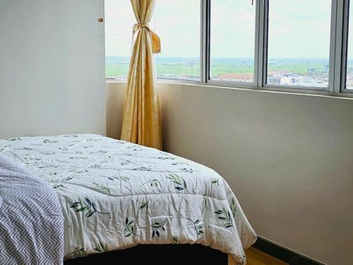 a bedroom with a bed and a window at 8楼民宿 Enjoy the Paddy Field View in Sekincan