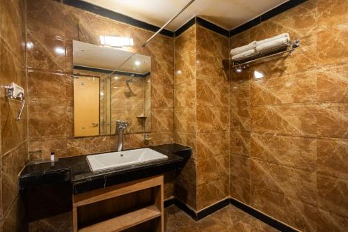 Hotel Di Arch Lucknowにあるバスルーム