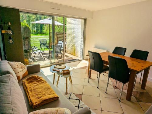un salon avec un canapé, une table et des chaises dans l'établissement Studio Hardelot, à Neufchâtel-Hardelot