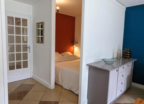 une chambre avec un lit et une table dans une pièce dans l'établissement Studio Hardelot, à Neufchâtel-Hardelot