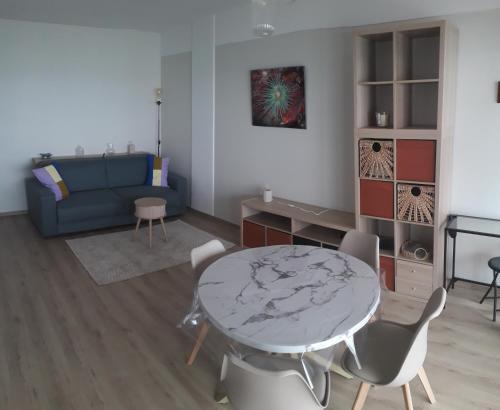 un salon avec une table, des chaises et un canapé dans l'établissement Stella Maris, à Cagnes-sur-Mer