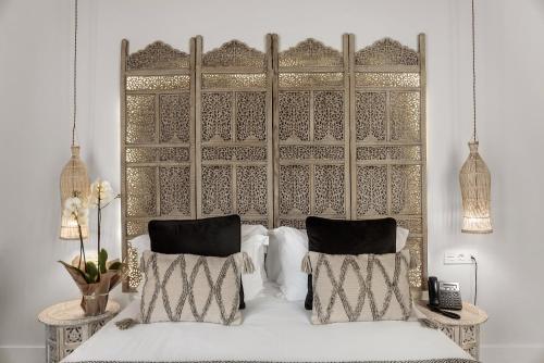 A bed or beds in a room at Hotel La Casa de Los Mosaicos