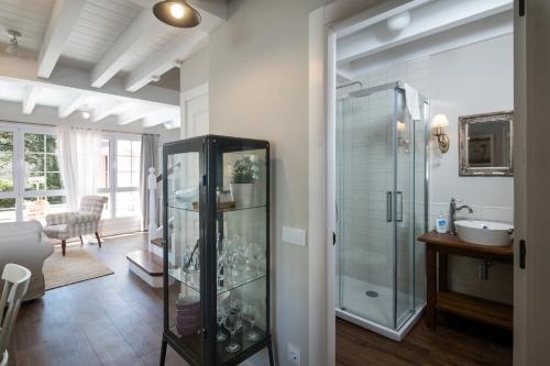a bathroom with a glass shower and a sink at Casa Vacacional Patro in Nueva de Llanes
