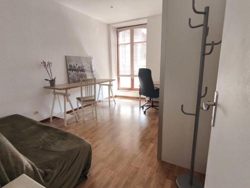 un salon avec une table et une salle à manger dans l'établissement Nouveau T3 Centre Historique, à Thiers